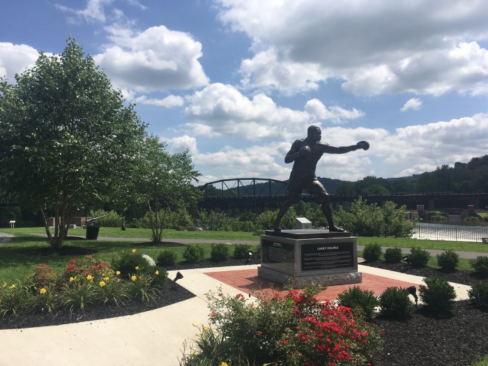 5-Larry Holmes Statue SE